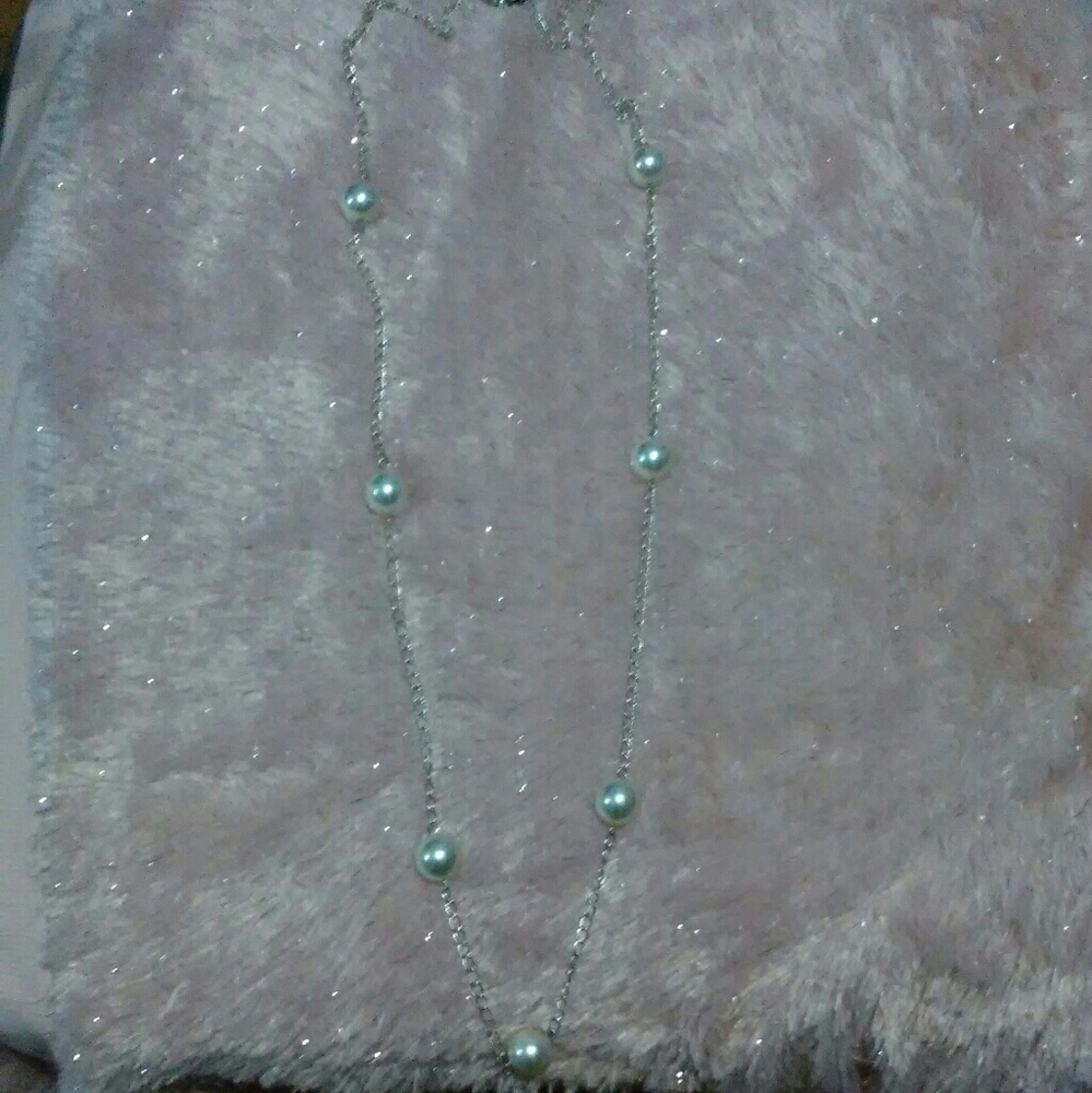 Long neckles with pearls.